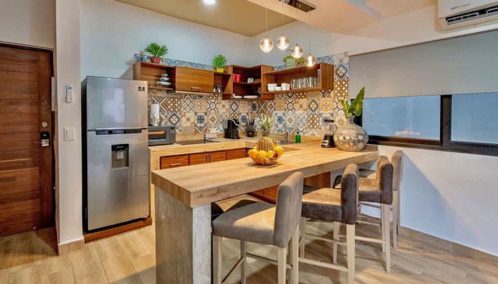Spacious 1 BR With Great Location Rooftop Pool by Waves Management