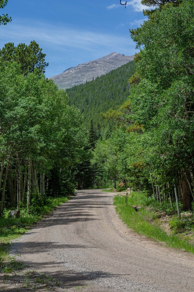 Longs Peak Cabin - Monthly Long-term Vacation Rental 30 Days -- Estes Park 3 Bedroom Cabin by RedAwning - Property Image 6