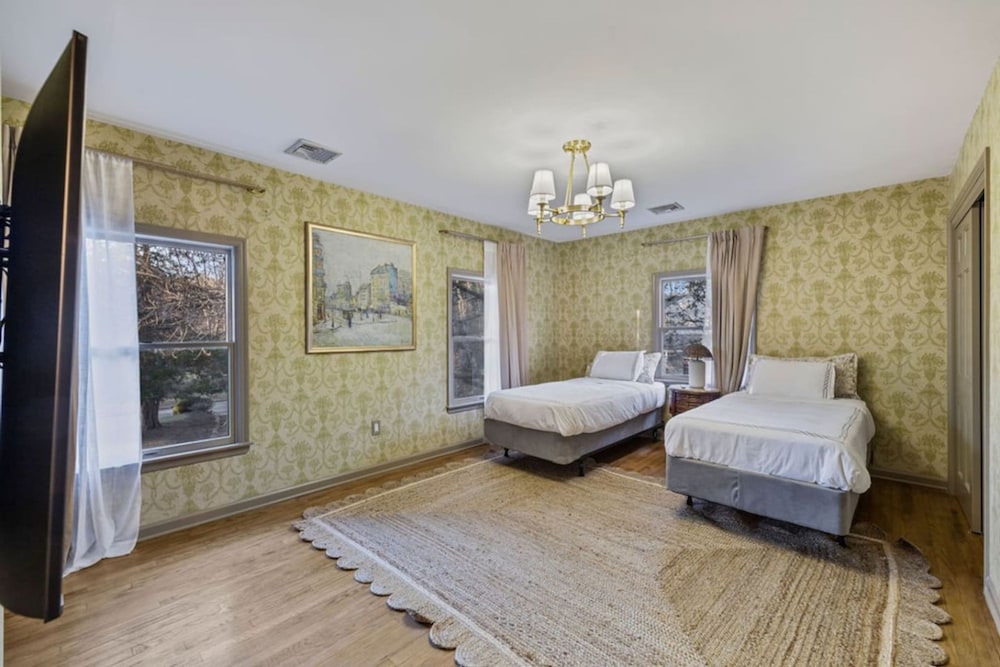 Peaceful Mini Mansion Sleeps 18
