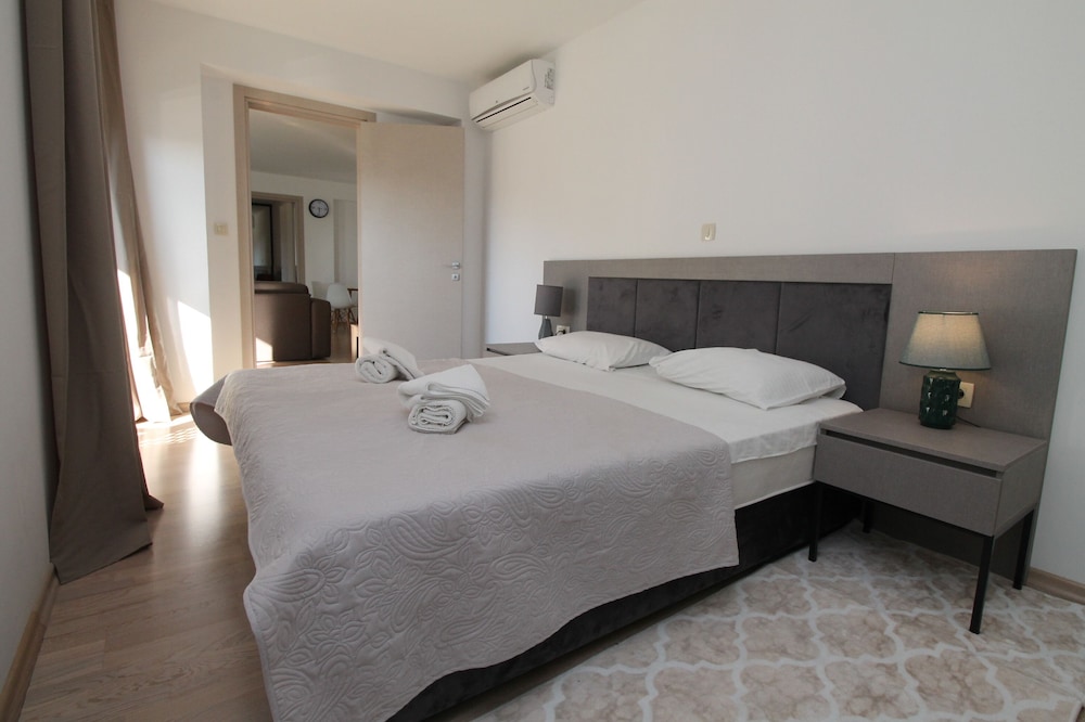 Fontana Lux Apartments view 5