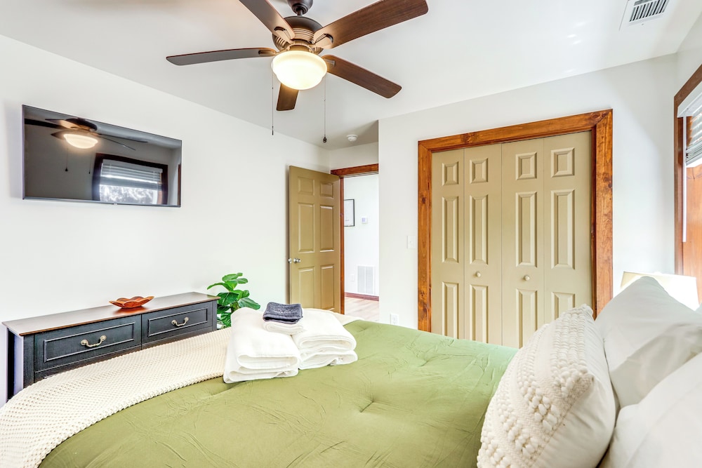 4 Mi to Dtwn Ellijay: Cabin w/ Pool & River Access