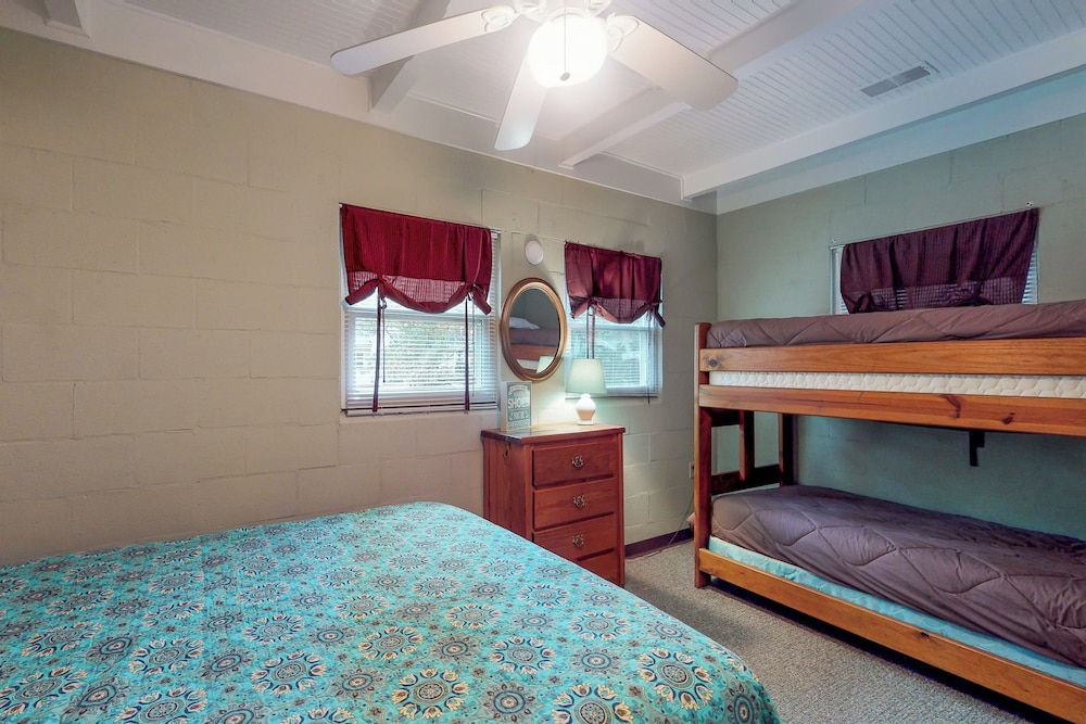 2BR Lakefront Lake Murray Home w/ Dock & Deck