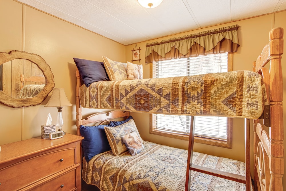 Creekside Cabin w/ Deck & Views in Panguitch!