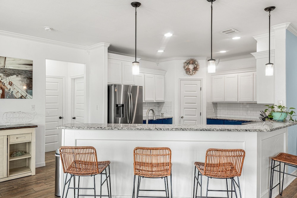 Sunrise Paradise - Pet Friendly! Community Pool!