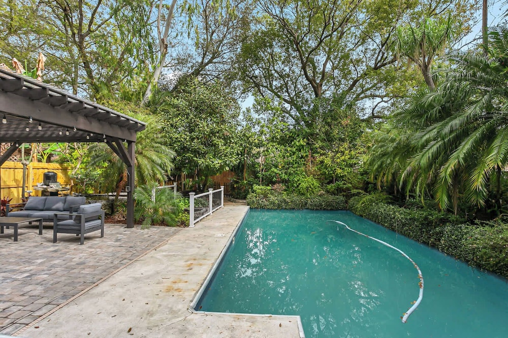 Pool House Oasis - Home for 6