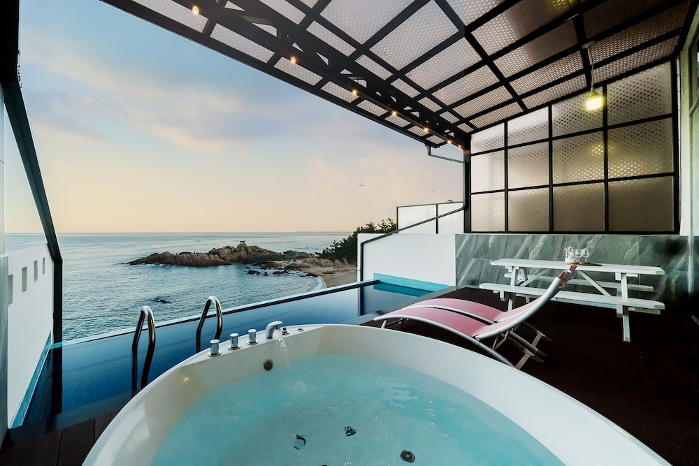 Yeongdeok Searest Poolvilla
