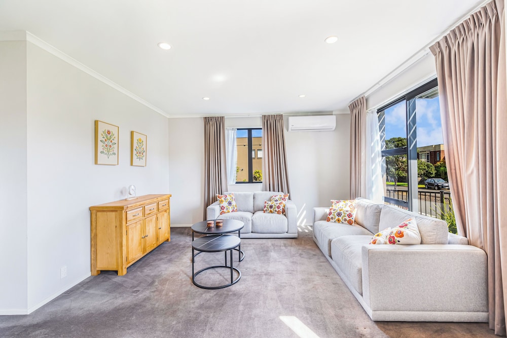 Comfy 4BR Home w/ Mt. Wellington View Zodiak Stays