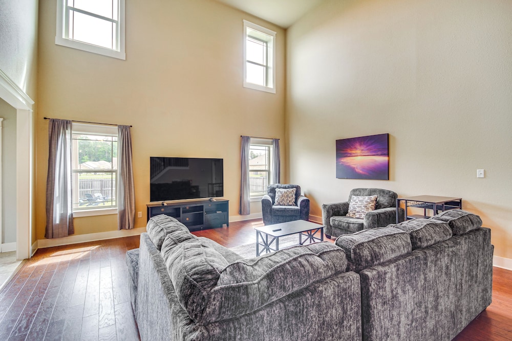 10 Mi to Gulfport Beaches: Family Home w/ Patio