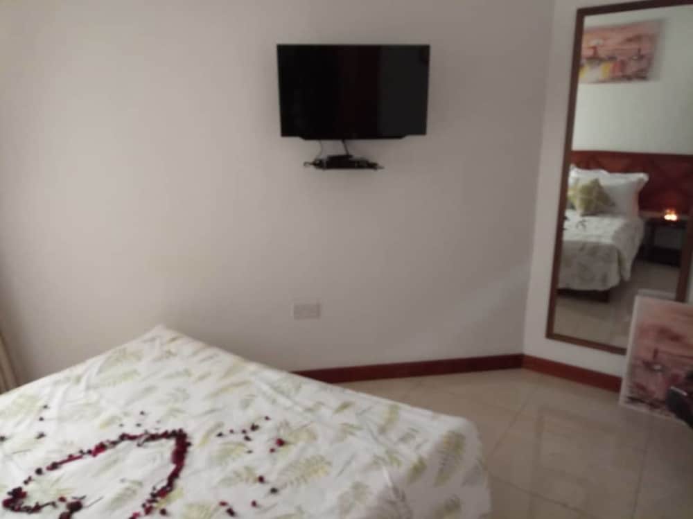 Kaazi LakeFront Villas view 5