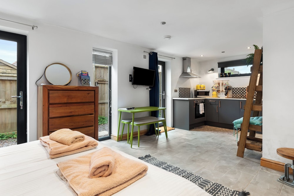Immaculate 1-bed Studio in Haverfordwest view 2