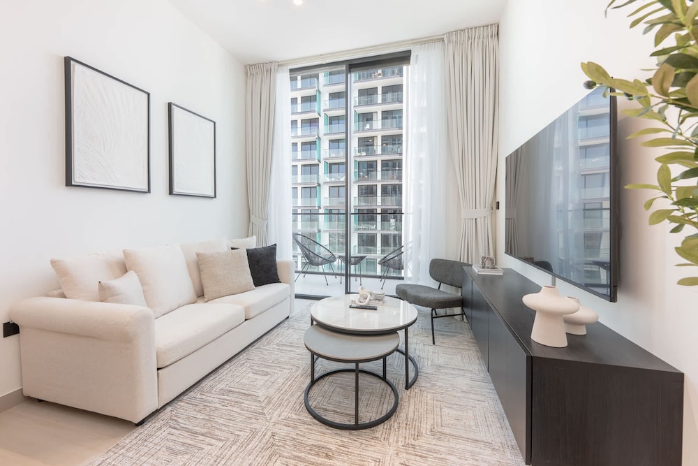 Gorgeous 1 Bedroom in Binghatti House and Sleeps 4