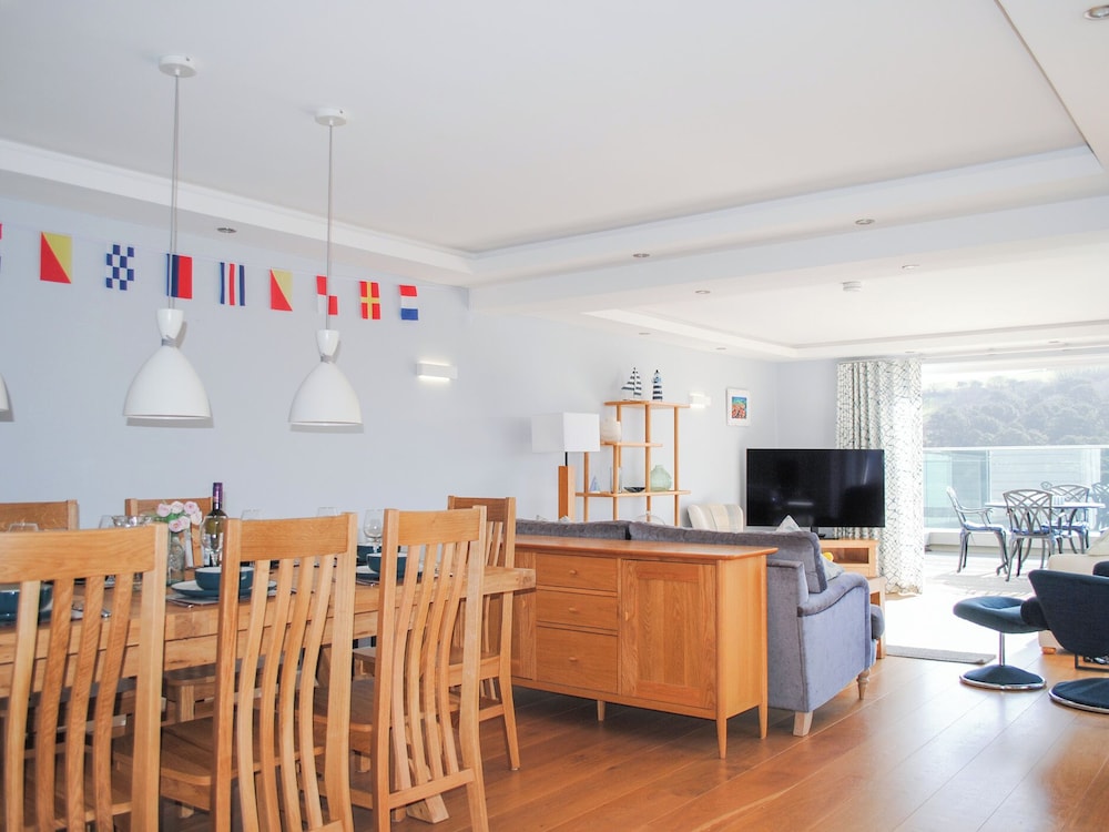 3 Hamstone Court