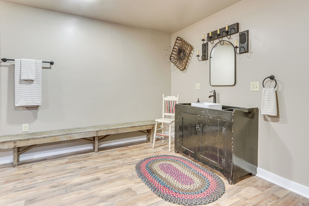 Historic Home w/ Mountain Views in Dry Run