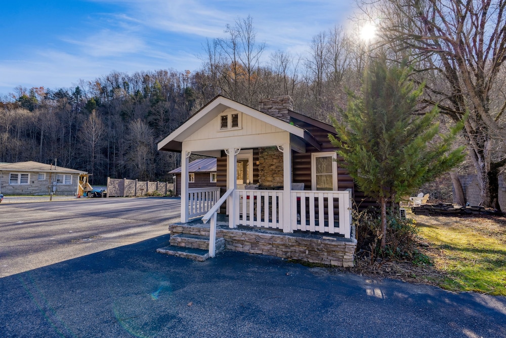 Creekside Haven Gatlinburg Escape by a Bubbling Creek Near Top Attractions
