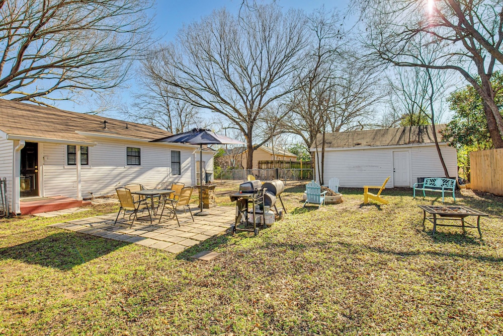 Grills, Fire Pit & Yard: Central Granbury Home!