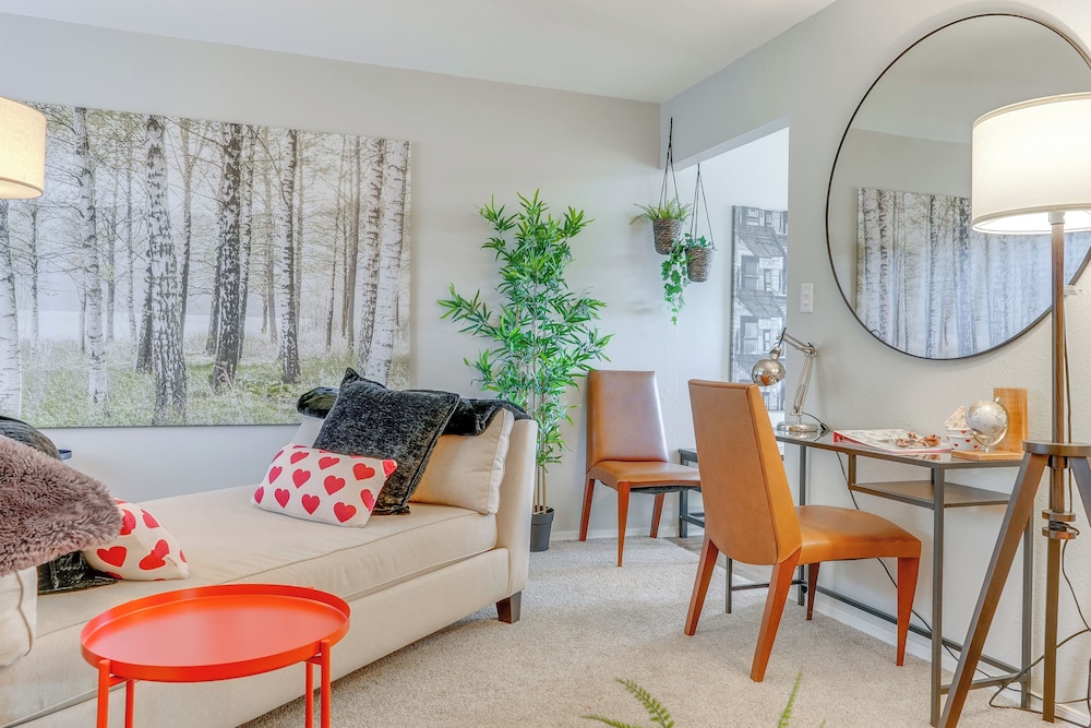 Walk to Conveniences: Tempe Condo w/ Pool!