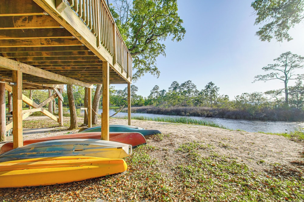 Bayfront Haven: Group Getaway in Milton!