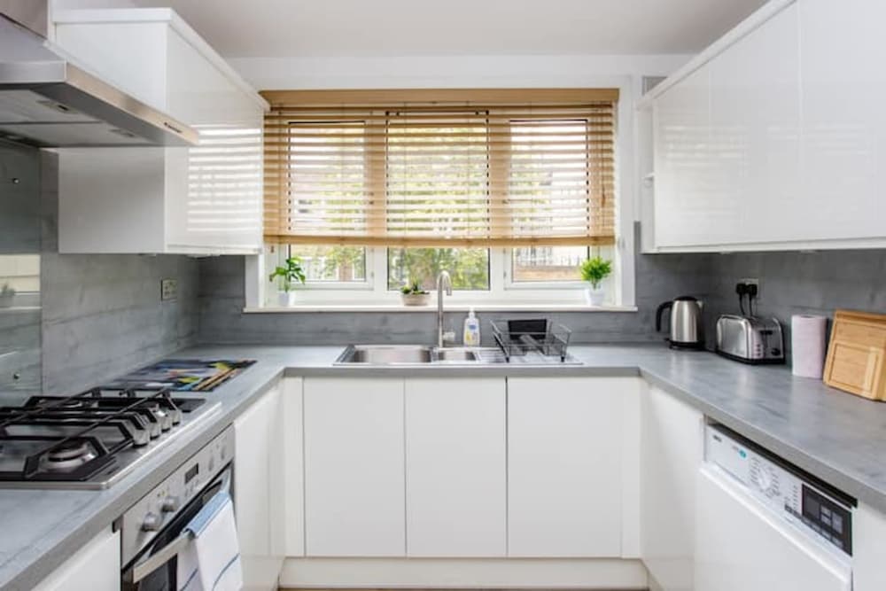 Spacious 3 Bedroom Apartment With Large Balcony