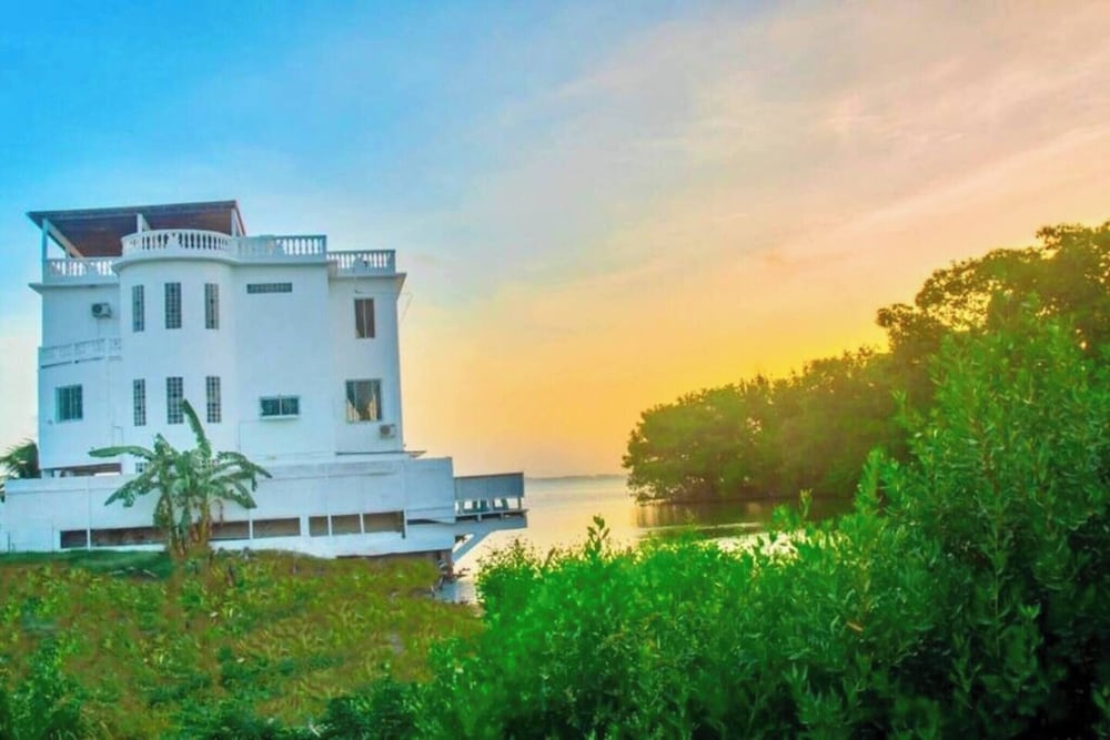 Sea Belize Relaxing Studio w Sea View Pool & Overwater Deck Near Airport, 1st FL