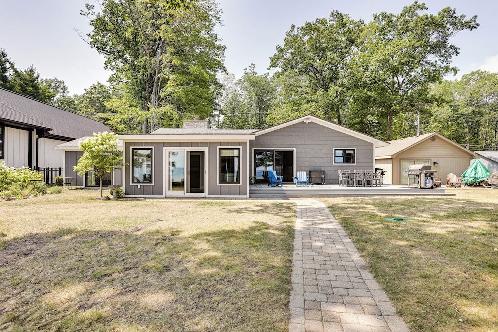 Swim, Fish & Boat: House on Stunning Higgins Lake!