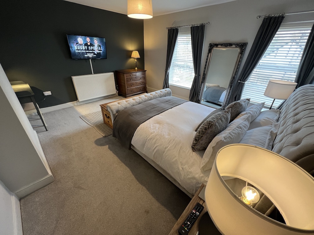 Luxurious Victorian Villa With Parking, Sleeps six view 3