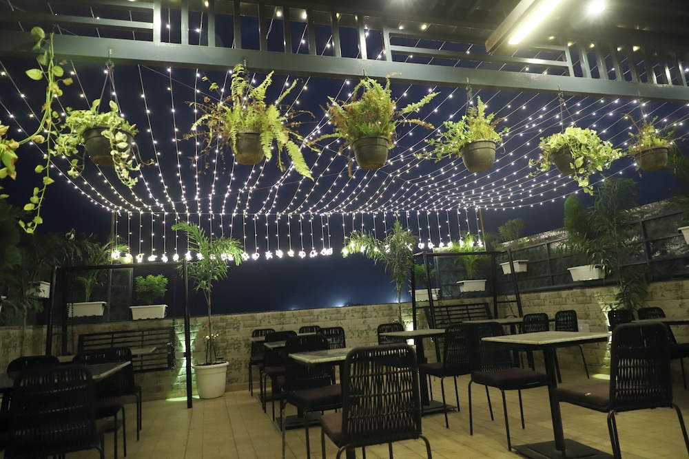 Flourish Stay Saket near Max Hospital
