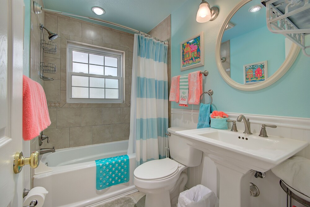 Narcissus Beach House - Weekly Beach Rental 2 Bedroom Home by Redawning view 5