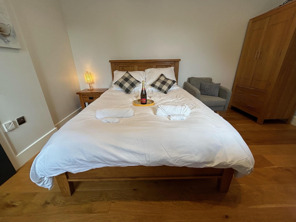 Romantic King Bed Countryside Couples Cabin view 3