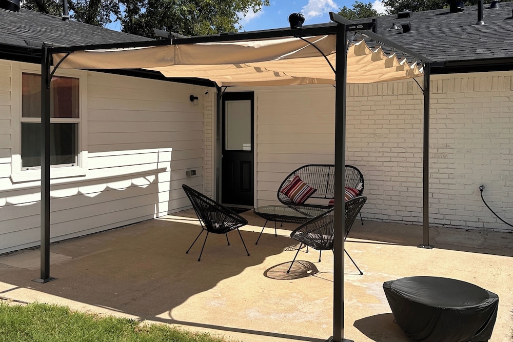 14 Mi to Dallas: Irving Escape w/ Patio & Fire Pit