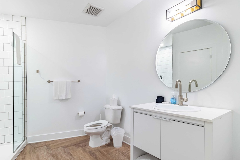 Dual Bachelor Pads w/ Rooftop Lounge & Games Sleeps 26 5 Min to Broadway