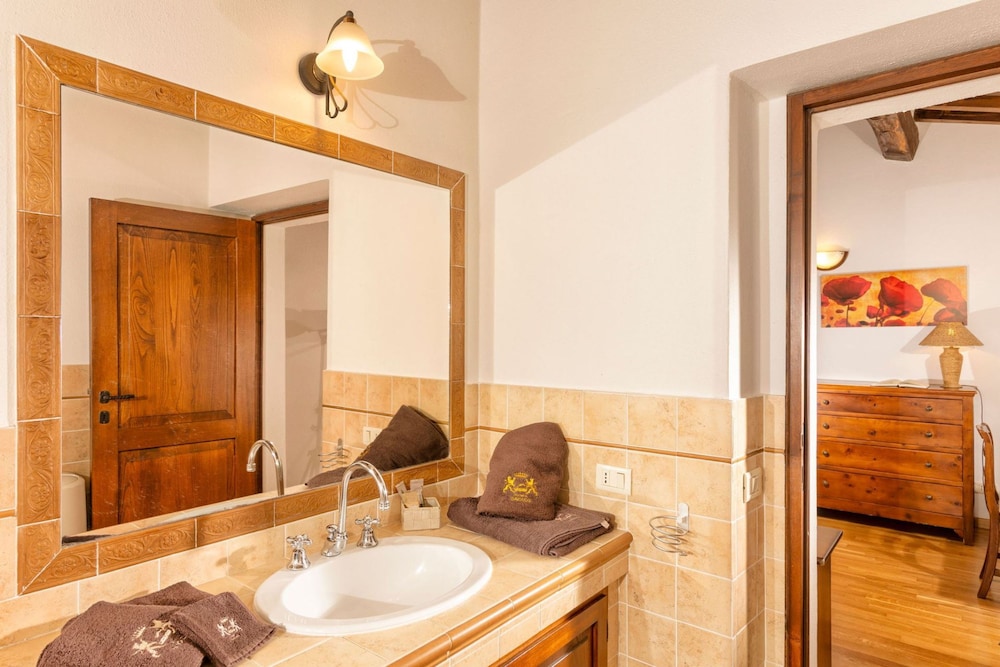 Podere Baiocco Sleeps 22 People 2 Private Pools Walking Distance to Town-podere Baiocco