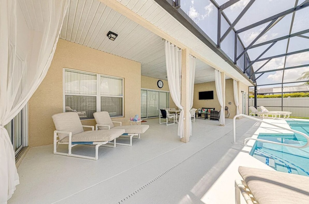 Elegant 4Br Retreat W/ Stylish Interior & Kitchen