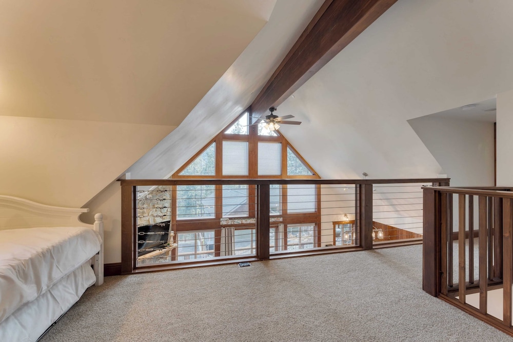 Denton by Avantstay Hot Tub, Deck w/ Fire Pit Near Skiing & Lake!