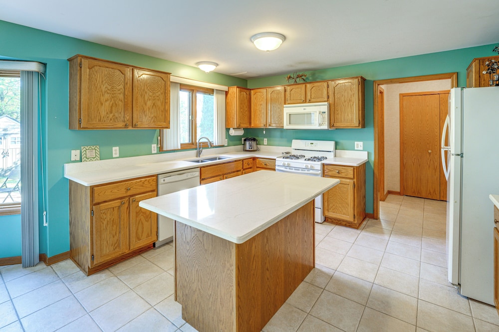 Private Yard w/ Patio: Family Getaway in Macomb