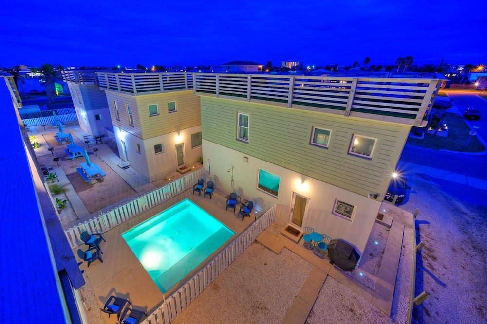 Lost Shaker of Salt by Avantstay Rooftop Pool