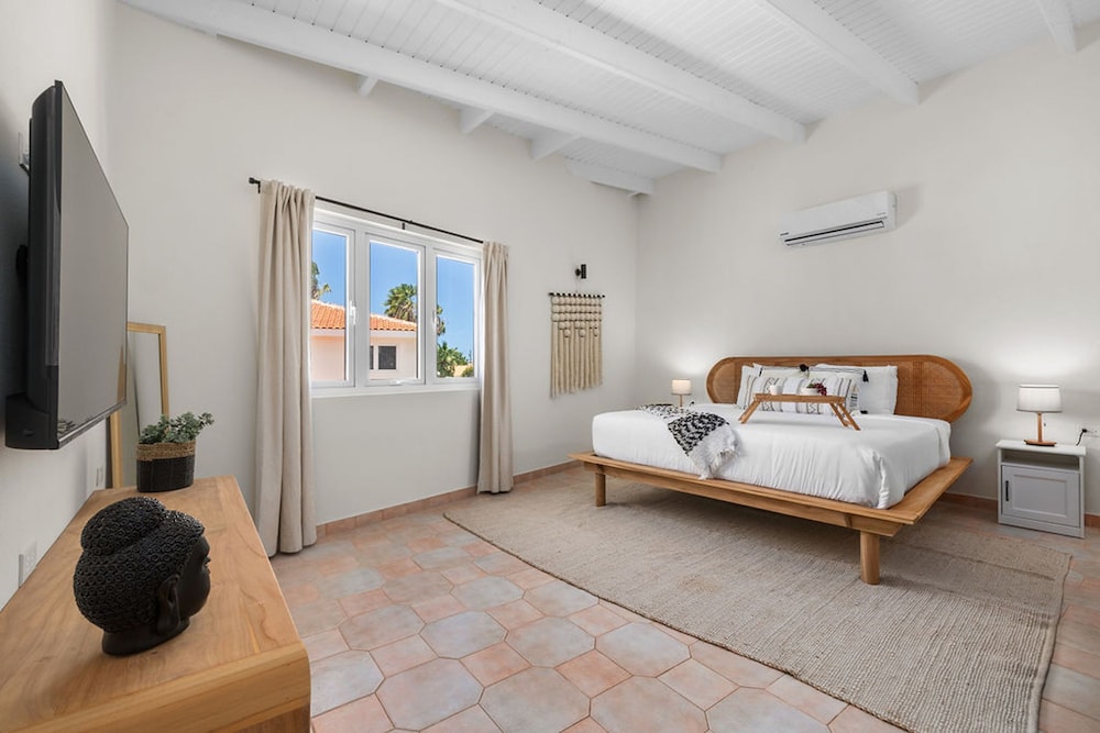 Newly Renovated Amazing Location Private Pool