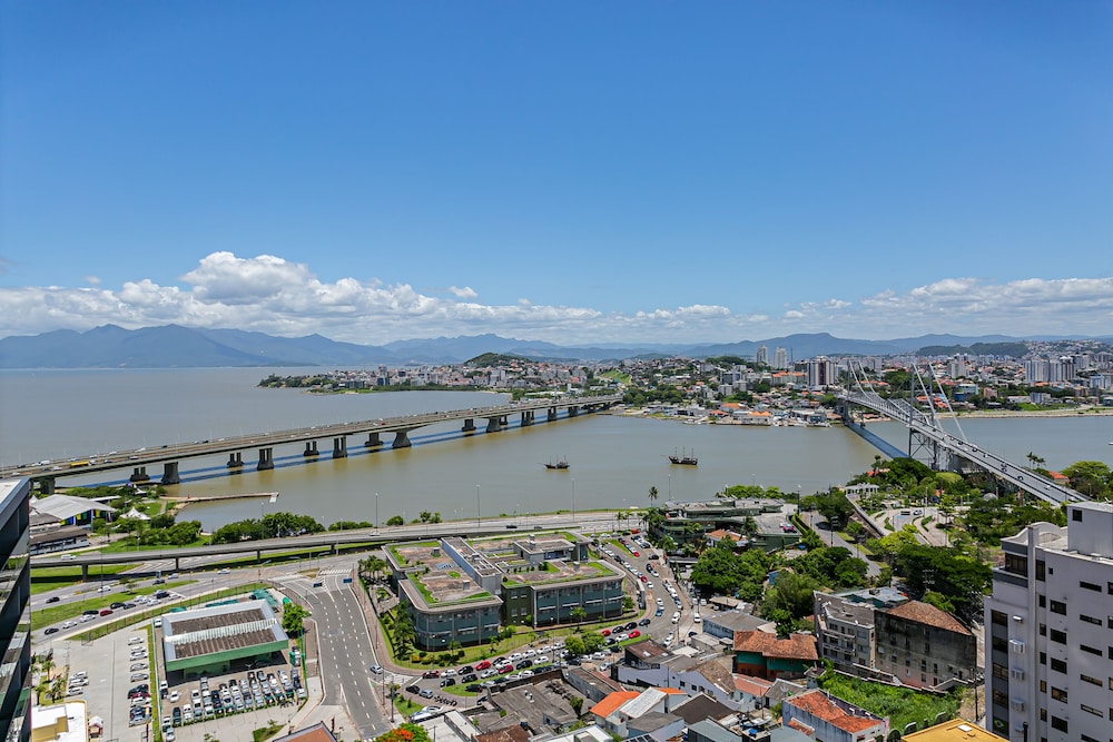 Studios Tower by Viva - Prédio com piscina e estacionamento no centro de Floripa