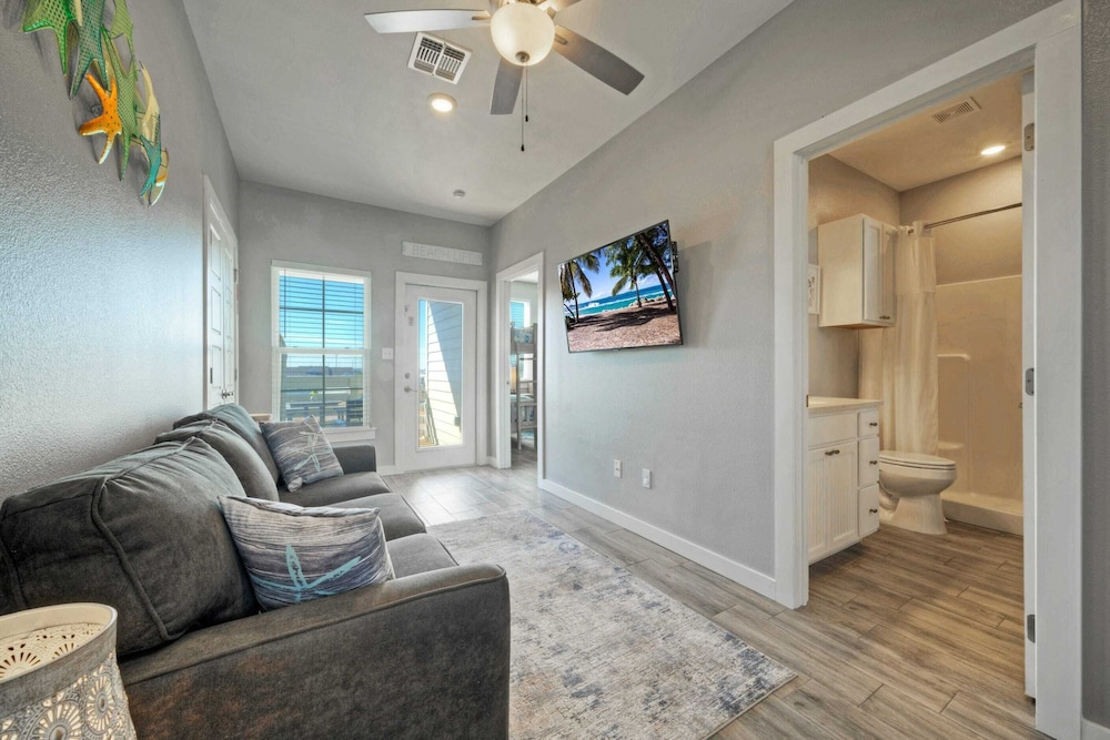 Sleeps 33! 4 Condos, Walk to the Beach, Resort-style Pool, Endless Summer Resort