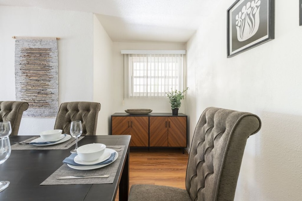 Charming Spacious Home - Modern Comforts, Prime Location
