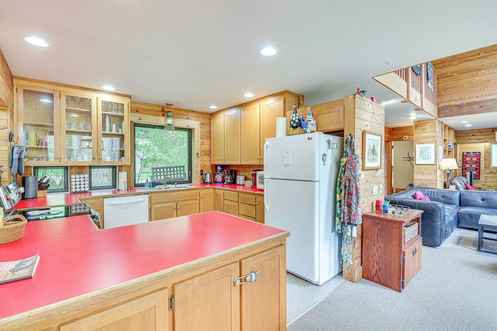 Riverfront Skykomish Cabin w/ Private Hot Tub!