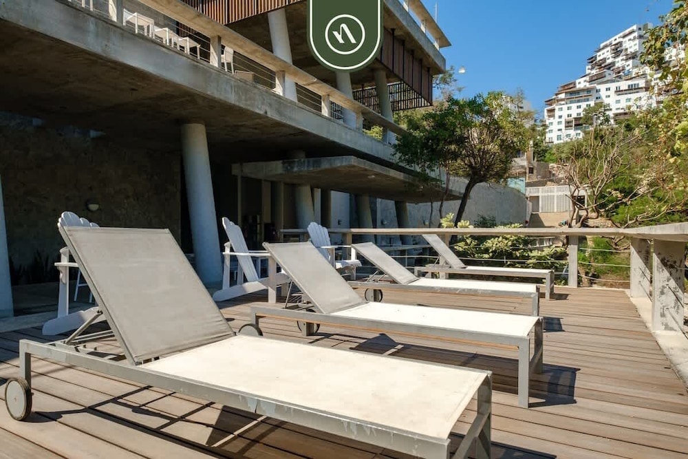 Amazing 3 BR Penthouse With Beachclub