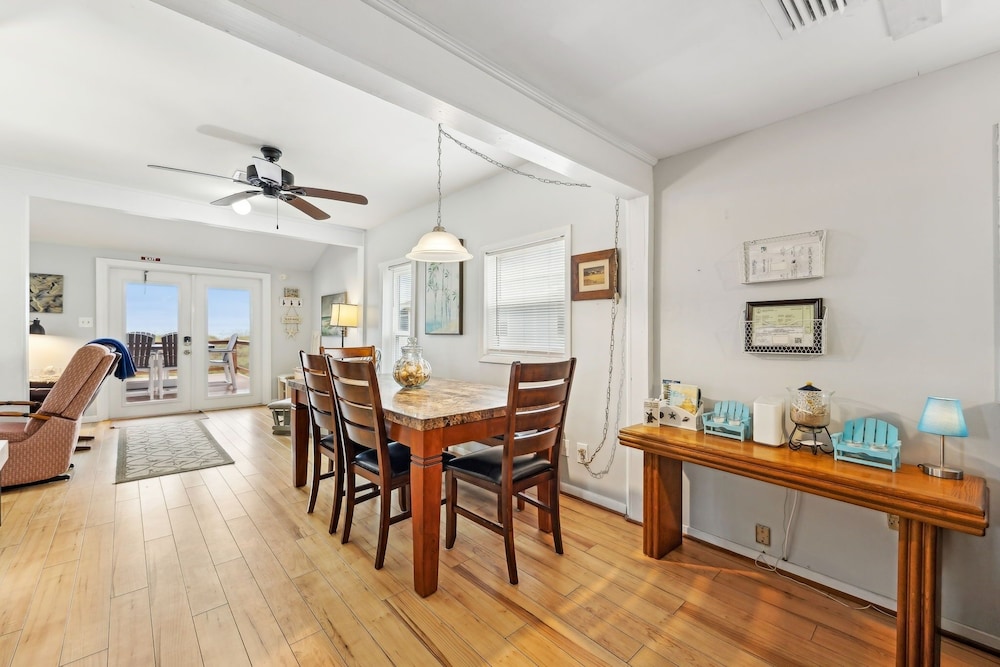 124 S Fletcher - Upstairs 2 Bedroom Duplex