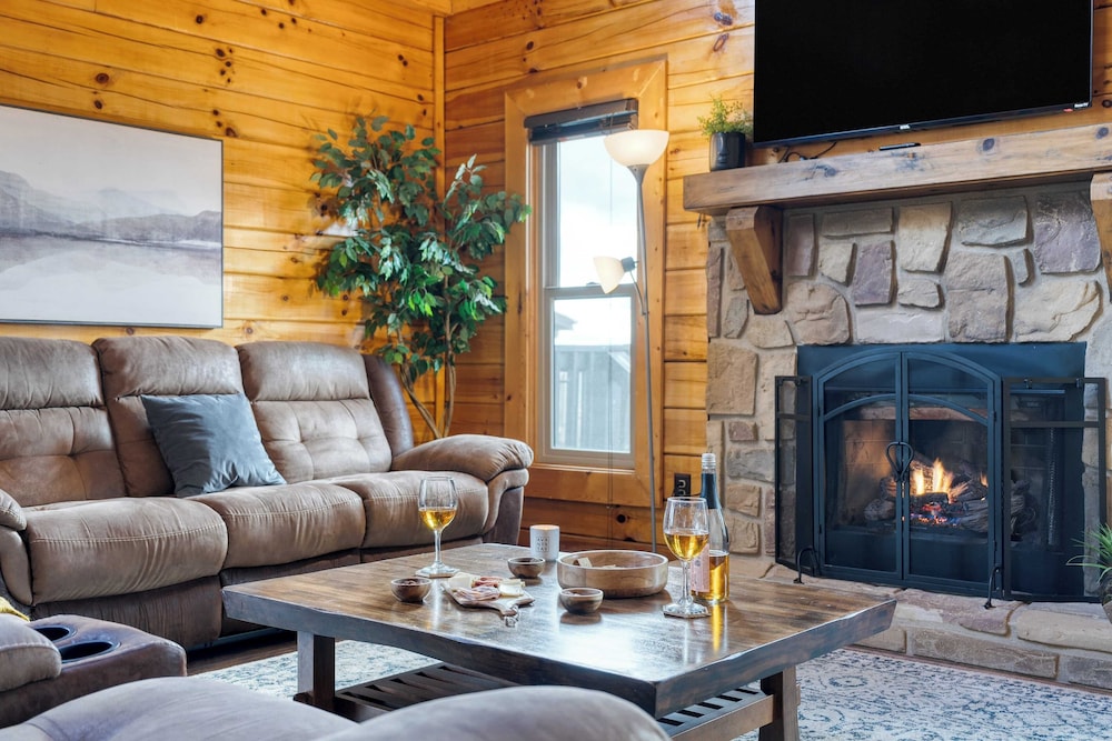 Mountains are Calling by Avantstay Sleeps 8 Hot Tub + Game Loft Located in Douglas Lake Resort