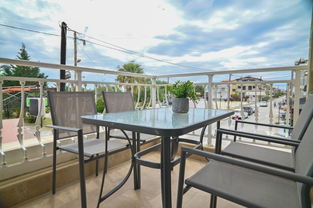 Tommy Seafront No 2 by Rentalspro - Nea Flogita