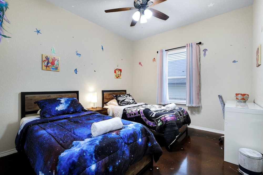 Modern Pet-friendly Duplex Near River Walk 3 Bedroom Duplex