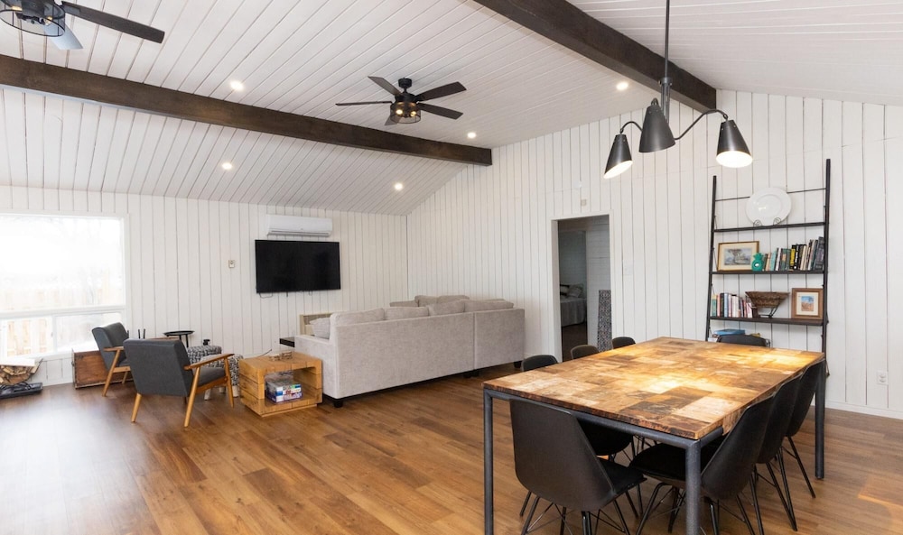 Bungalow by the Bay Spot on Wellers Bay - PEC