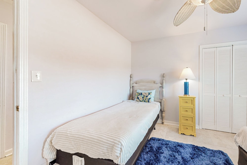 3BR Next to Park w/ Large Yard, AC & W & D