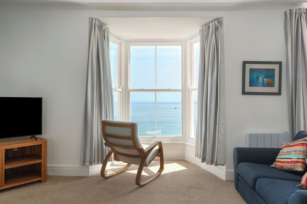 5 Paragon Court - Sea Front Apartment