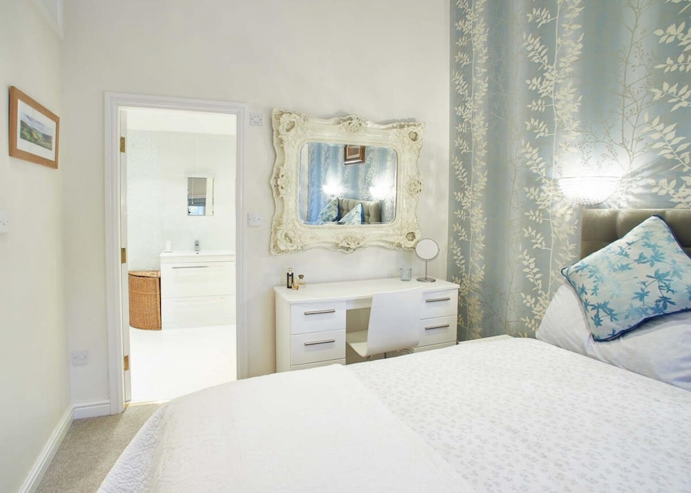 Host Stay Rosella Cottage