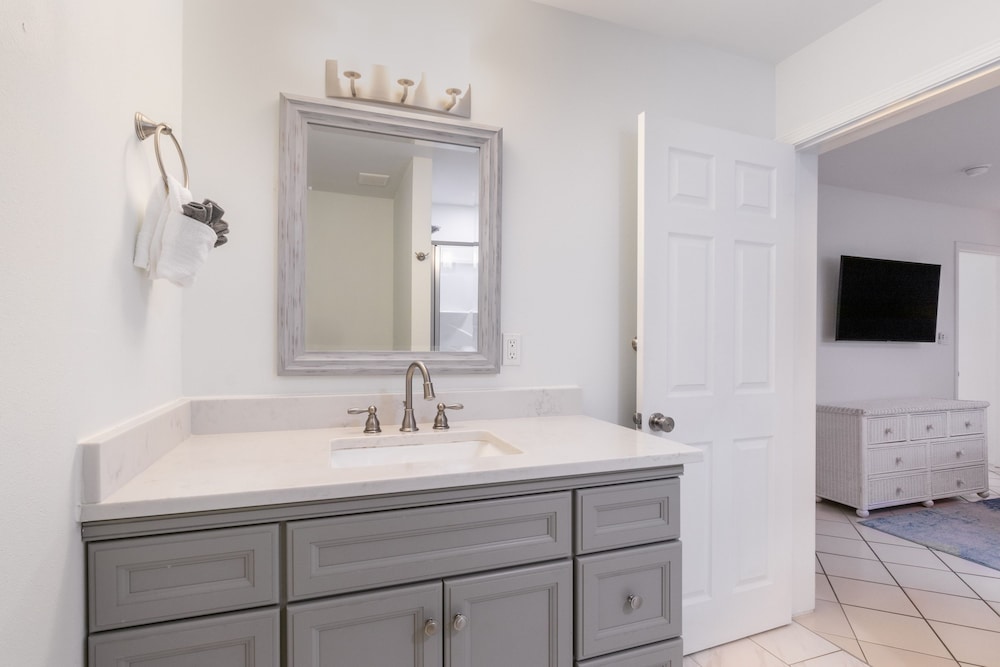Destin Dolphin by Avantstay 2 Mins Walk To Beach w Pool Large Outdoor Entertaining Area
